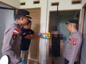 Petugas menangani penemuan perempuan meninggal di rumah kos kawasan Sebalo, Bengkayang. (Foto: Res-Bky)