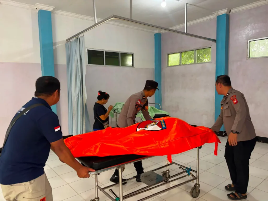 Jenazah SW dievakuasi ke RSUD Drs. Jacobus Luna, M.Si. Bengkayang untuk pemeriksaan medis. (Foto: Res-Bky)