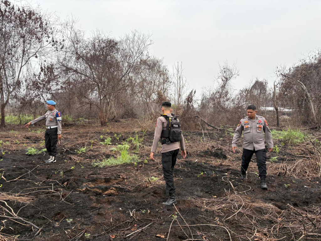 Personel Polres Kubu Raya mengecek lahan gambut seluas sekitar satu hektare yang terbakar di Desa Limbung, Kecamatan Sungai Raya. (Foto: Res KKR)