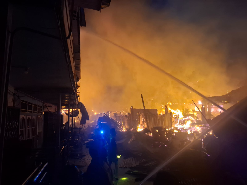 Petugas pemadam kebakaran bersama warga memadamkan api yang melanda kawasan pertokoan di Tanjung Niaga, Nanga Pinoh, Kabupaten Melawi. (Foto: Res Melawi)