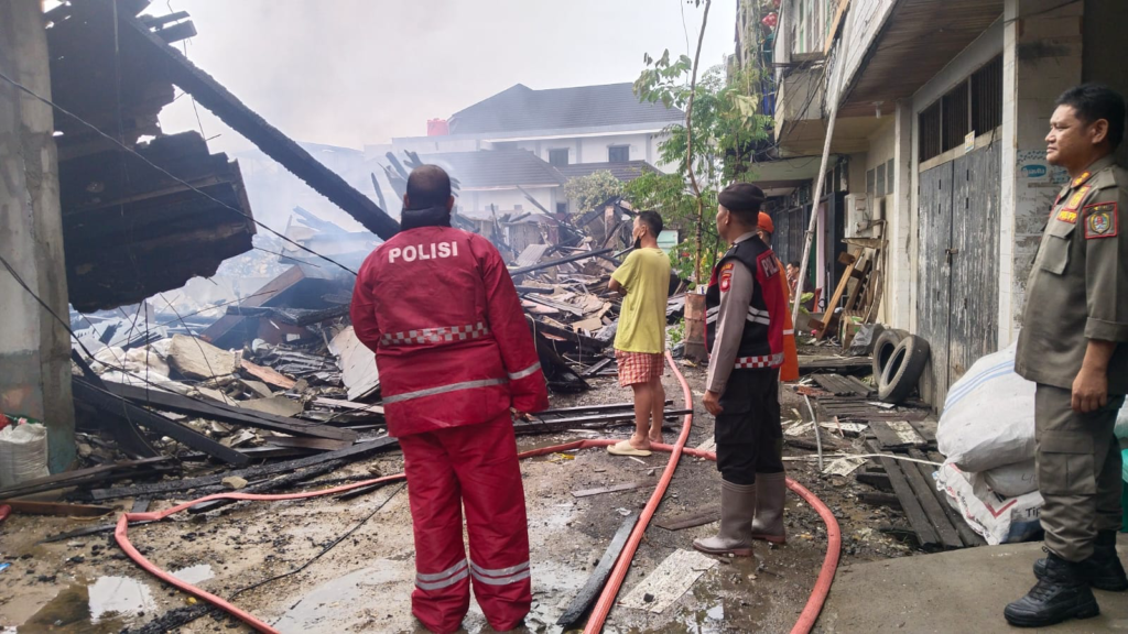 Personel Polres Melawi berjaga di lokasi kebakaran ruko dan rumah ibadah di Tanjung Niaga. (foto: Res-Melawi)