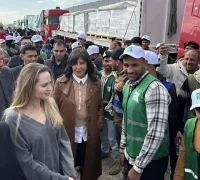 Angelina Jolie meninjau aktivitas bantuan kemanusiaan di perbatasan Rafah, Mesir. (AFP)