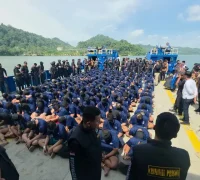 Petugas mengawal pemindahan narapidana risiko tinggi ke Lapas Nusakambangan, Jawa Tengah. (Foto: Ditjen Pas Kementerian Imipas)