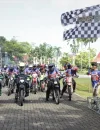 Wali Kota Singkawang Tjhai Chui Mie melepas peserta Trabas Wisata dengan kibaran bendera start pada peringatan HUT ke-24 Kota Singkawang. (dok. MC Singkawang)