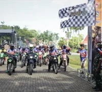 Wali Kota Singkawang Tjhai Chui Mie melepas peserta Trabas Wisata dengan kibaran bendera start pada peringatan HUT ke-24 Kota Singkawang. (dok. MC Singkawang)