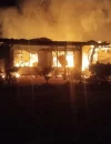 Petugas dan warga memadamkan kebakaran yang menghanguskan kantor PT KSP Agro di Desa Maboh Permai, Kecamatan Belitang, Kabupaten Sekadau.
