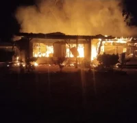 Petugas dan warga memadamkan kebakaran yang menghanguskan kantor PT KSP Agro di Desa Maboh Permai, Kecamatan Belitang, Kabupaten Sekadau.
