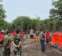 Polisi dan Manggala Agni melakukan patroli pencegahan karhutla di kawasan Danau Sentarum. (Res-Kapuas Hulu)