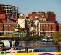 Pembangkit listrik tua di kawasan Pilsen, Chicago, kembali beroperasi untuk memasok listrik data center berbasis AI. (Foto : Colin Boyle/Block Club Chicago)