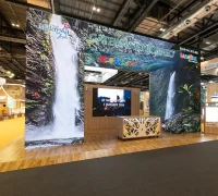 LED Arch dengan tampilan lanskap yang berganti-ganti di Paviliun Sarawak, WTM London 2025 — menampilkan keindahan alam Sarawak dan narasi imersif di bawah tema “Gateway to Borneo”.