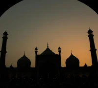 Ilustrasi - Umat Muslim menunggu penetapan awal puasa Ramadan 1447 H melalui Sidang Isbat Kementerian Agama