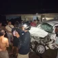 Kondisi Daihatsu Xenia dan truk tangki yang mengalami kerusakan setelah terlibat kecelakaan di Jalan Raya Sosok–Batu Tarang, Kecamatan Tayan Hulu, Kabupaten Sanggau.