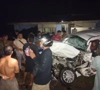Kondisi Daihatsu Xenia dan truk tangki yang mengalami kerusakan setelah terlibat kecelakaan di Jalan Raya Sosok–Batu Tarang, Kecamatan Tayan Hulu, Kabupaten Sanggau.