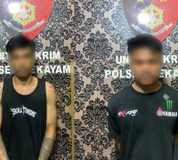 Polisi mengamankan dua terduga pelaku pembobolan rumah di Kecamatan Sekayam, Kabupaten Sanggau, beserta sejumlah barang bukti. (Foto: Res-Sgu)