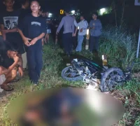 Petugas kepolisian melakukan olah TKP kecelakaan maut di Jalan Lintas Malindo, Sanggau.