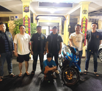 Polsek Sekayam mengamankan dua pria yang diduga mencuri motor Yamaha Jupiter Z1 milik penghuni kos. Motor korban diketahui diparkir tanpa kunci stang. (Res-Sgu)