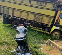 Kecelakaan antara sepeda motor Yamaha Vixion dan truk Mitsubishi Canter di Jalan Raya Bodok-Sosok, Kecamatan Parindu, Kabupaten Sanggau, yang menewaskan seorang pengendara motor. (Foto: Res-Sgu)