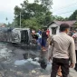 Mobil Daihatsu Grand Max hangus terbakar usai mengalami kecelakaan di Jalan Trans Kalimantan Kilometer 17, Kecamatan Toba, Kabupaten Sanggau.