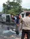 Mobil Daihatsu Grand Max hangus terbakar usai mengalami kecelakaan di Jalan Trans Kalimantan Kilometer 17, Kecamatan Toba, Kabupaten Sanggau.
