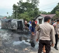 Mobil Daihatsu Grand Max hangus terbakar usai mengalami kecelakaan di Jalan Trans Kalimantan Kilometer 17, Kecamatan Toba, Kabupaten Sanggau.