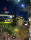 Petugas kepolisian mengevakuasi truk tangki yang terguling dalam kecelakaan maut di KM 12 Toba, Kabupaten Sanggau.