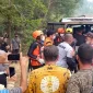 Tim gabungan mengevakuasi pria yang tenggelam saat mencari ikan di Riam Laverna, Sanggau. (Res-Sgu)