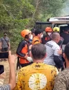Tim gabungan mengevakuasi pria yang tenggelam saat mencari ikan di Riam Laverna, Sanggau. (Res-Sgu)