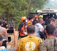 Tim gabungan mengevakuasi pria yang tenggelam saat mencari ikan di Riam Laverna, Sanggau. (Res-Sgu)