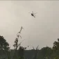Polisi dan warga menangani karhutla di Simpang Hilir Kayong Utara dengan dukungan water bombing. (Foto: Res-KKU)