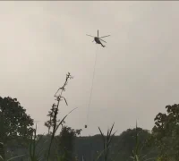 Polisi dan warga menangani karhutla di Simpang Hilir Kayong Utara dengan dukungan water bombing. (Foto: Res-KKU)