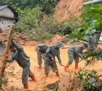 Personel Polri melakukan evakuasi dan pembersihan material longsor di wilayah terdampak bencana di Sumatera Utara. (Dok. Humas Polri)