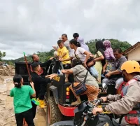 Personel Polda Sumut melakukan operasi SAR dan distribusi bantuan di wilayah terdampak banjir dan longsor di Sumatera Utara. (dok. Humas Polri)