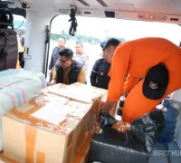 Helikopter Polri AW169 mengangkut bantuan logistik untuk korban bencana di Aceh Tamiang. (dok. Humas Polri)