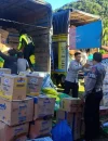 Personel Polri menyalurkan bantuan logistik untuk korban bencana di Sumatera Barat. (dok. Humas Polri)