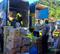 Personel Polri menyalurkan bantuan logistik untuk korban bencana di Sumatera Barat. (dok. Humas Polri)
