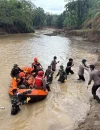 Petugas Polri mengevakuasi korban banjir bandang dan longsor di Sumatera Barat. (Do. Humas Polri)