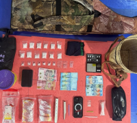 Barang bukti sabu seberat 63,68 gram, tujuh butir pil ekstasi, dan sejumlah barang lainnya yang disita Polres Sanggau dalam pengungkapan kasus narkoba di Kembayan. (foto: res-Sgu)