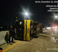 Kondisi bus PO Cahaya Trans yang terguling di Simpang Susun Krapyak Tol Semarang usai kecelakaan maut yang menewaskan 16 penumpang. (Dok. Humas Polri)