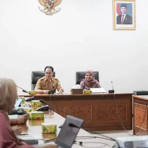 Rapat koordinasi Pemprov Kalbar bersama KPAI membahas penguatan pengawasan lintas sektor untuk mencegah TPPO anak dan bayi di Kalbar.