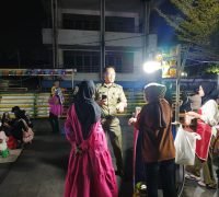 Petugas Satpol PP Kota Pontianak menyisir waterfront untuk mengingatkan kepada pedagang kaki lima agar tidak membuang sampah ke sungai.