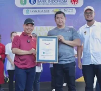 Gubernur Kalimantan Barat Ria Norsan saat menghadiri Festival Kuliner Kalbar dan menyaksikan penyajian 12 ribu porsi Lontong Sukadana di Pontianak