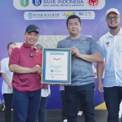 Gubernur Kalimantan Barat Ria Norsan saat menghadiri Festival Kuliner Kalbar dan menyaksikan penyajian 12 ribu porsi Lontong Sukadana di Pontianak