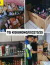 123 Polisi Sarawak memeriksa tumpukan rokok ilegal yang diselundupkan dua warga Indonesia di Kuching.