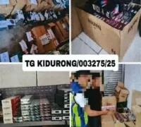 Polisi Sarawak memeriksa tumpukan rokok ilegal yang diselundupkan dua warga Indonesia di Kuching.