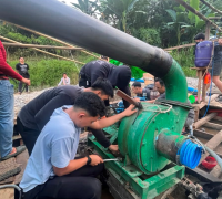 Petugas kepolisian mengamankan peralatan pengolahan emas dalam penertiban dugaan PETI di Sungai Sekayam, Sanggau. (Foto: Res-Sgu)