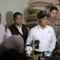 Menteri Pertanian Andi Amran Sulaiman meninjau lokasi dugaan pengoplosan beras SPHP di Toko Beras Kayumanis, Jakarta Timur. (Dok. Kementan)