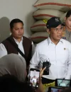 Menteri Pertanian Andi Amran Sulaiman meninjau lokasi dugaan pengoplosan beras SPHP di Toko Beras Kayumanis, Jakarta Timur. (Dok. Kementan)