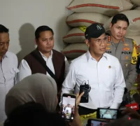 Menteri Pertanian Andi Amran Sulaiman meninjau lokasi dugaan pengoplosan beras SPHP di Toko Beras Kayumanis, Jakarta Timur. (Dok. Kementan)
