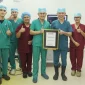Kuching Specialist Hospital menerima penghargaan ortopedi terbaik di Healthcare Asia Awards 2026 di Singapura.