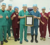 Kuching Specialist Hospital menerima penghargaan ortopedi terbaik di Healthcare Asia Awards 2026 di Singapura.